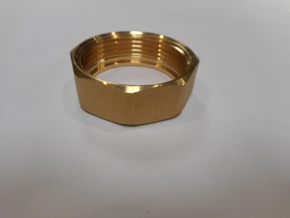 Metallischer Überwurf mit Innengewinde in goldener Farbe, auf einem weißen Hintergrund. Geeignet für Anwendungen von Remeha.